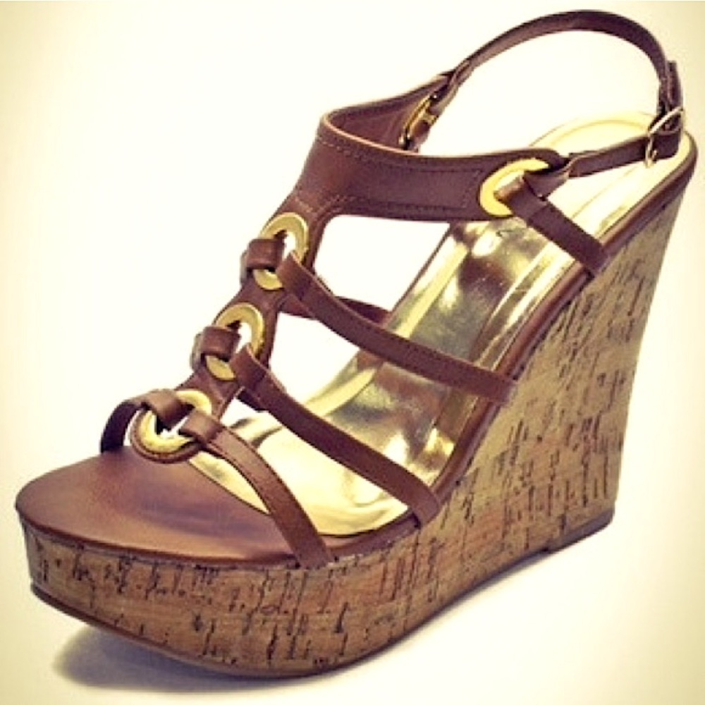 Adorable summer platform sandals.Brown/gold accent